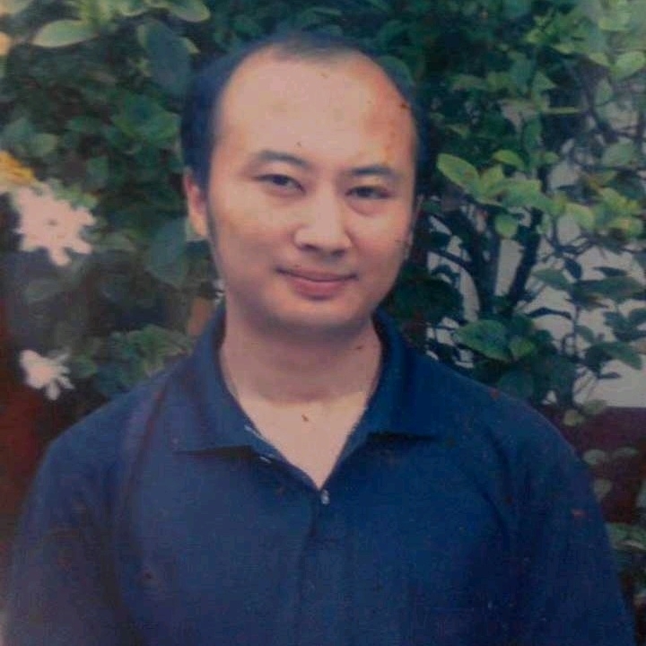 石峰里的生命的第一张照片--昆明相亲服务中心