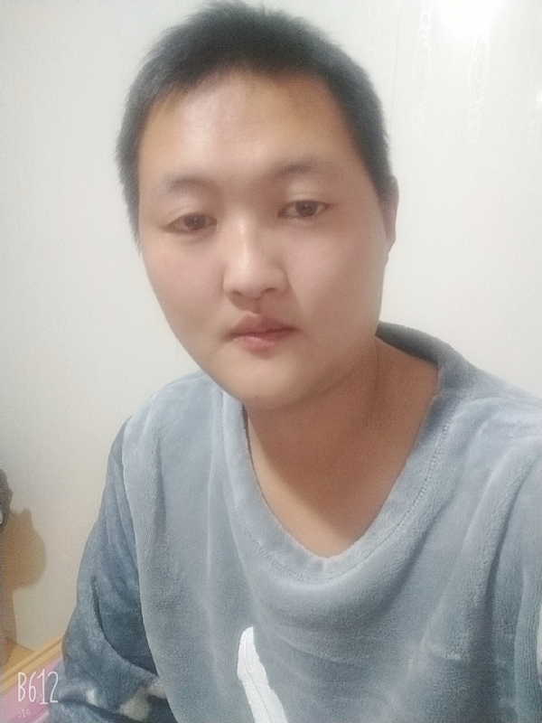 烟圈里透着伤的第二张照片--昆明相亲服务中心