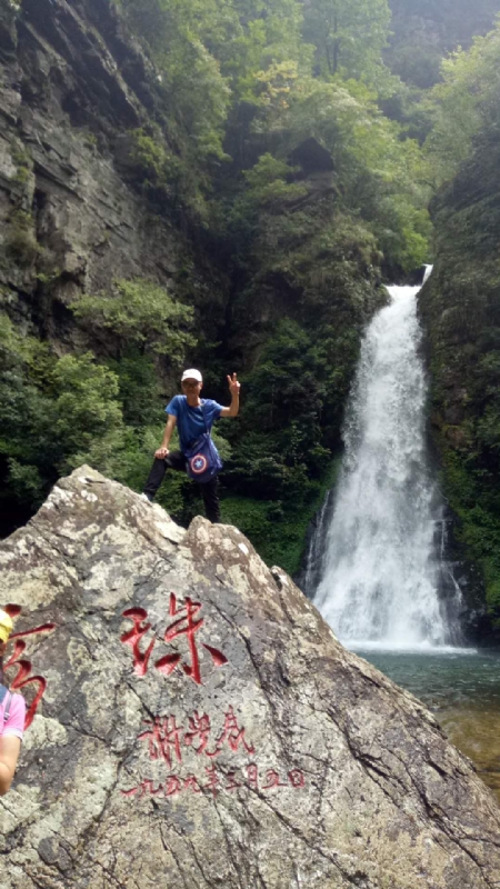 海岸岩崖的第一张照片--昆明相亲服务中心