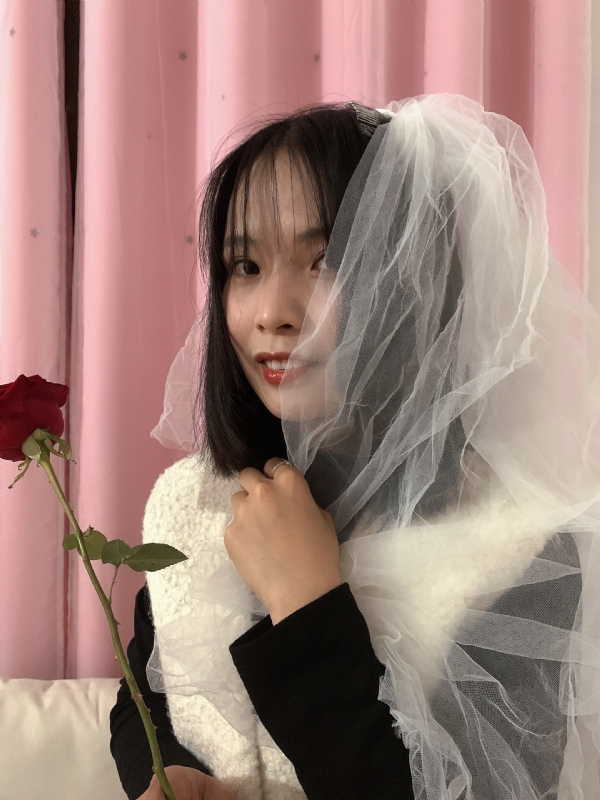 持紫菜包饭的女孩的第一张照片--昆明相亲服务中心