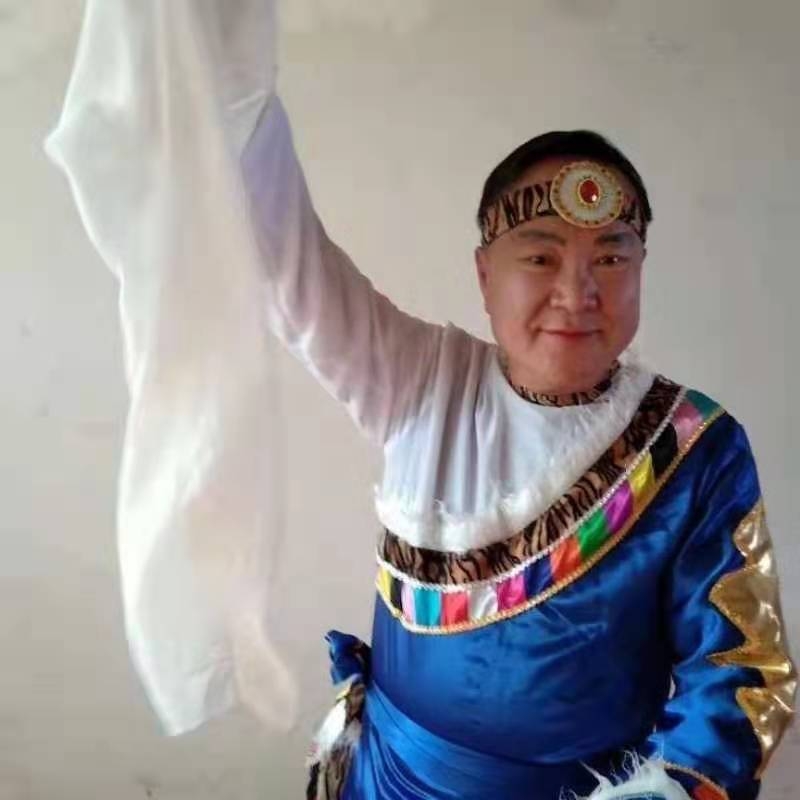 走在冷风中的第一张照片--昆明相亲服务中心