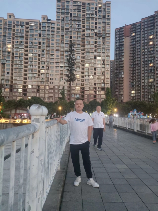 寂寞的男人的第一张照片--昆明相亲服务中心