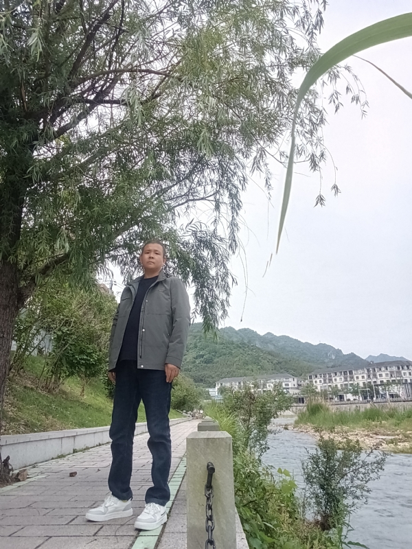 飞雪飘零的第一张照片--昆明相亲服务中心