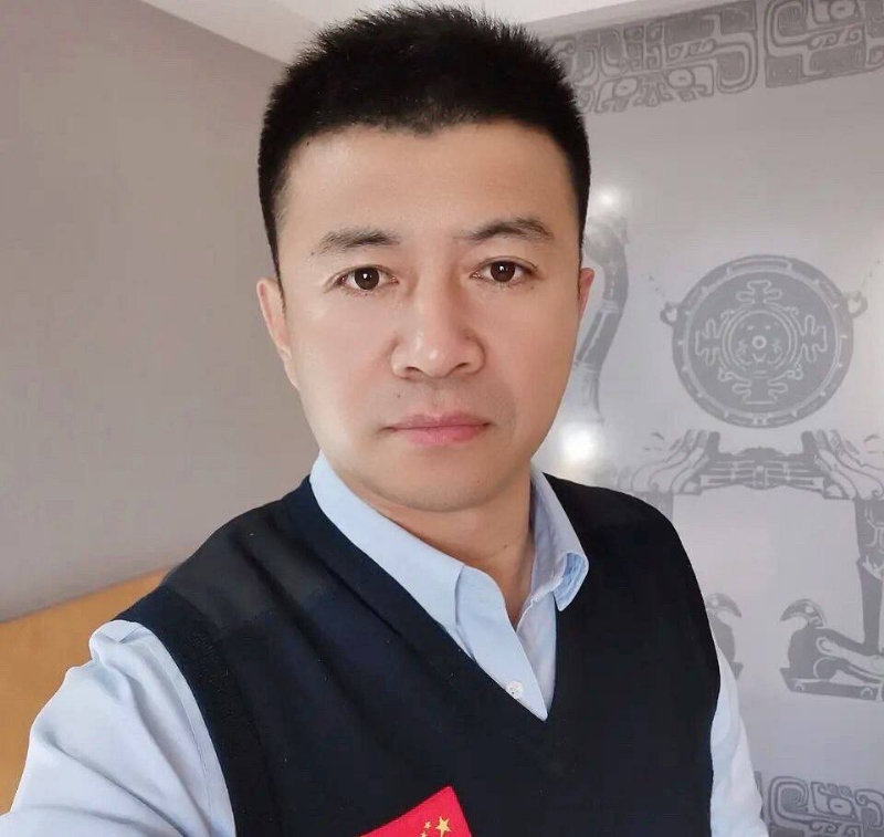 生在红旗下的第一张照片--昆明相亲服务中心