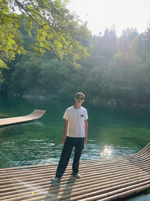 林言的第三张照片--昆明相亲服务中心